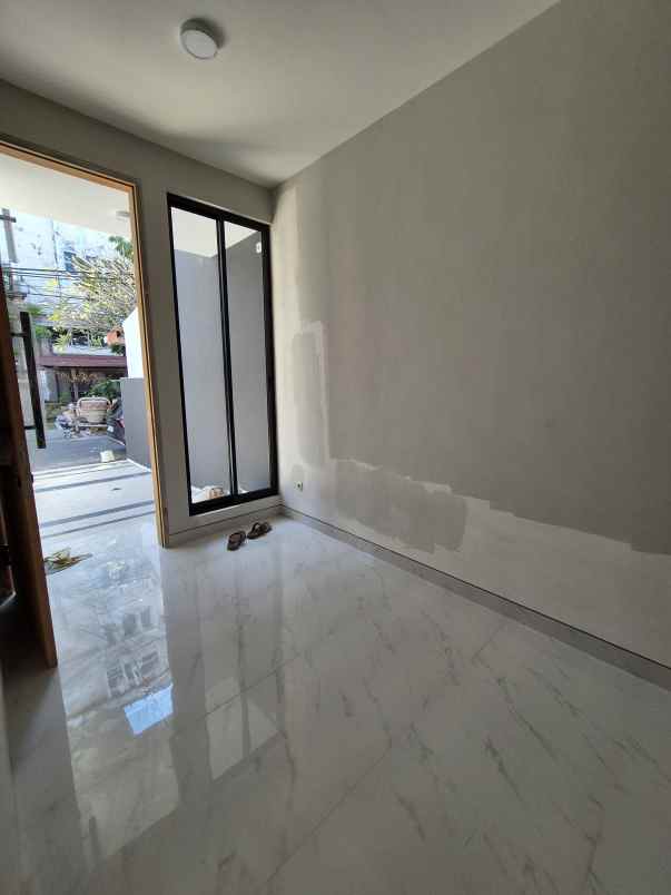 dijual rumah sutorejo prima