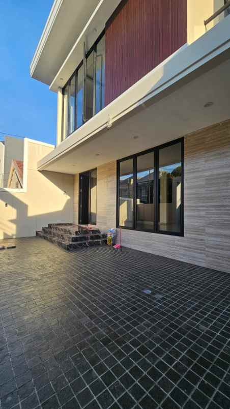 dijual rumah sutorejo utara