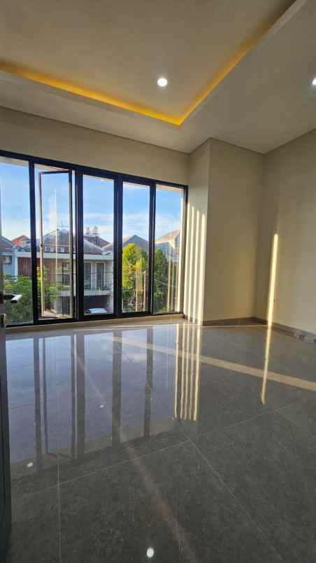 dijual rumah sutorejo utara
