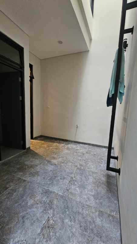 dijual rumah sutorejo utara