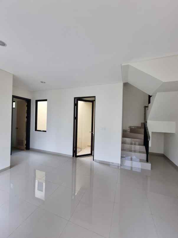 dijual rumah suvarna sutera cikupa