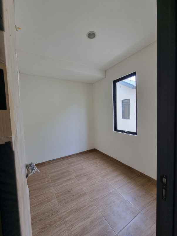 dijual rumah suvarna sutera cikupa