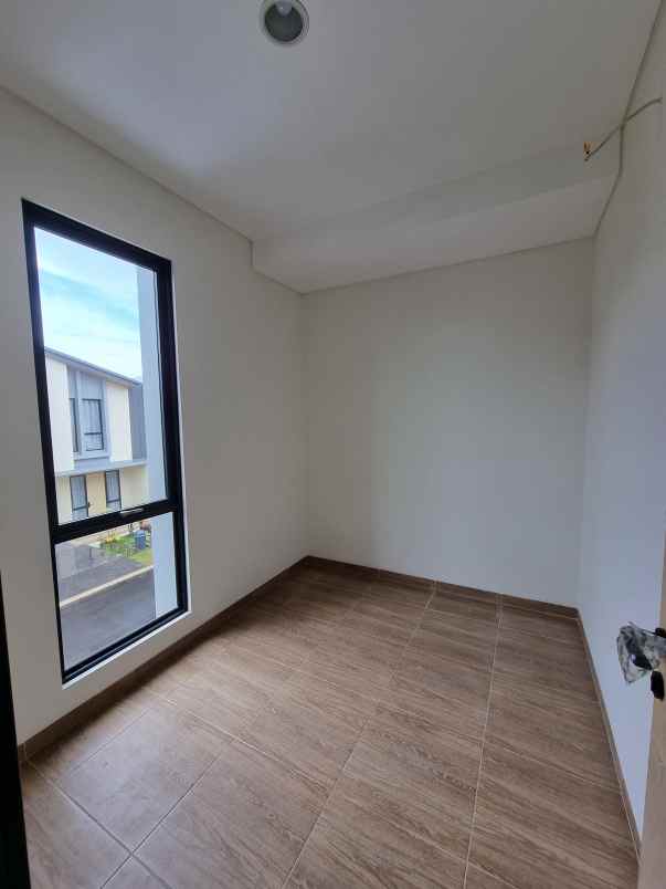 dijual rumah suvarna sutera cikupa