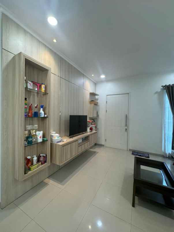 dijual rumah suvarna sutera tangerang