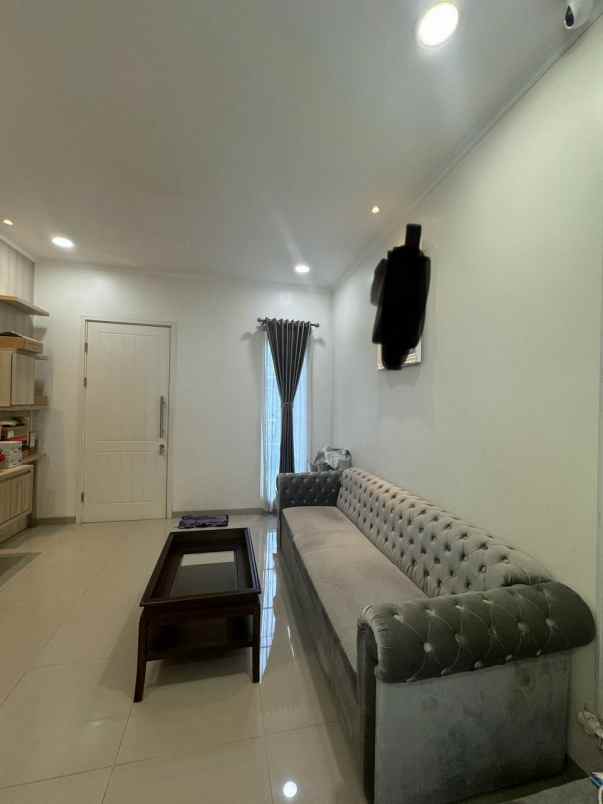 dijual rumah suvarna sutera tangerang