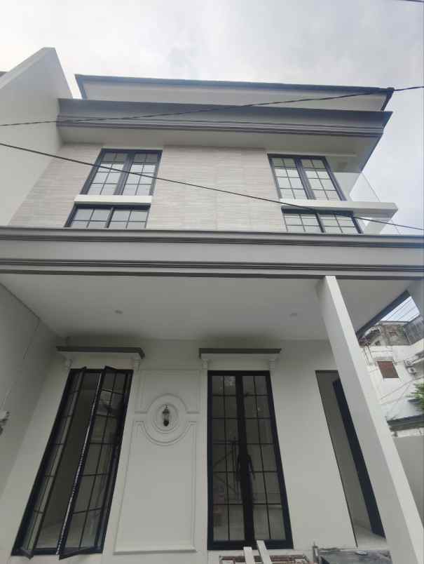 dijual rumah taman pondok indah