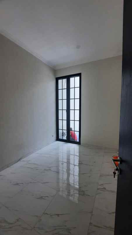 dijual rumah taman pondok indah