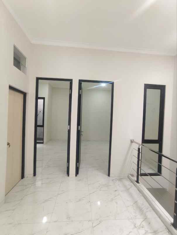 dijual rumah taman pondok indah