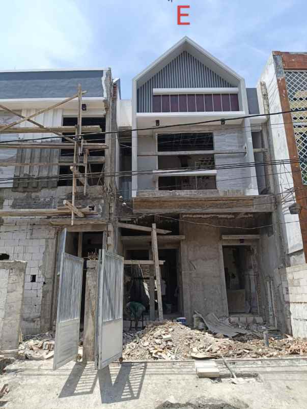 dijual rumah tenggilis tengah