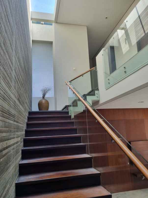 dijual rumah villa westwood pakuwon city