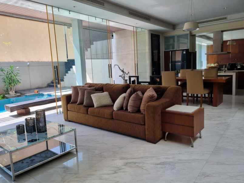 dijual rumah villa westwood pakuwon city