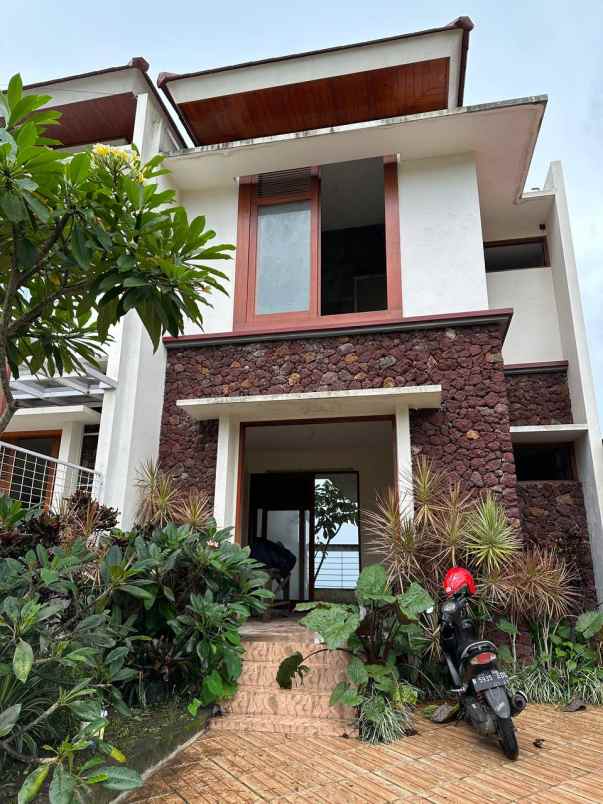 dijual villa 2 lantai oro oro ombo kota batu