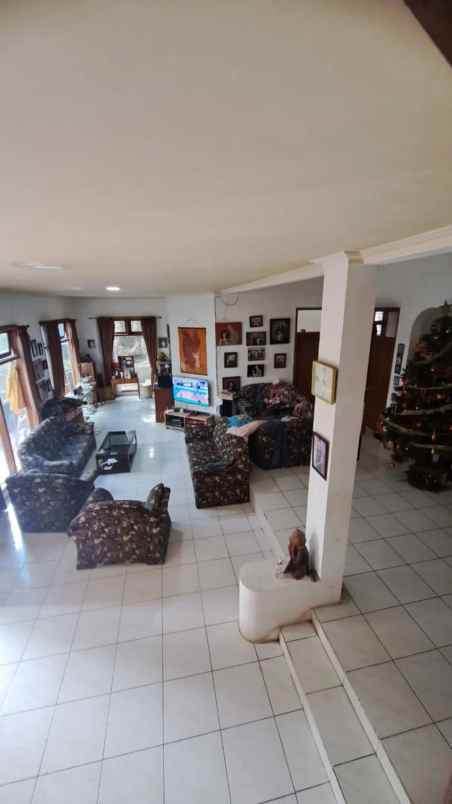 dijual villa kota lembang