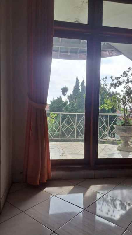 dijual villa kota lembang