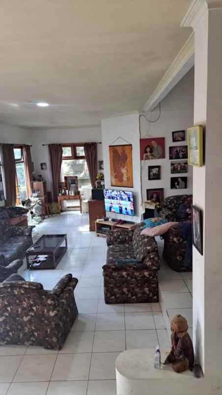 dijual villa kota lembang