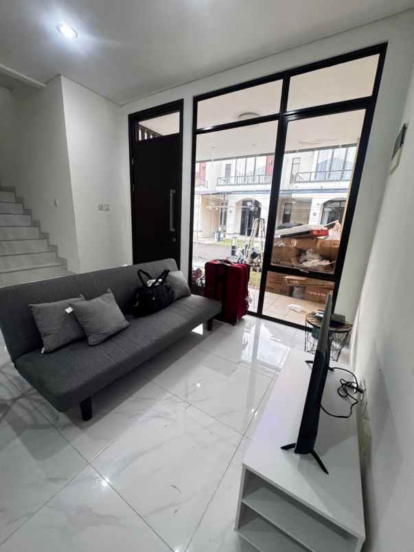disewakan rumah lavon swan city cikupa