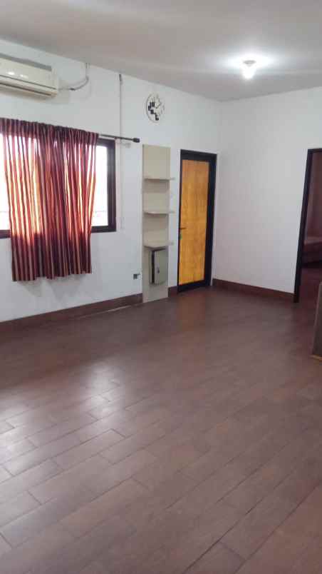 gedung pabrik pinggir jalan raya