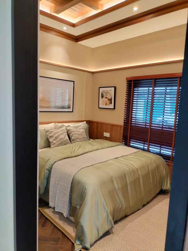 hunian mewah dan megah di dian istana surabaya barat