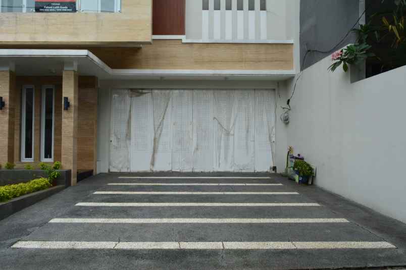 jual rumah baru dengan swimming pool di kemang