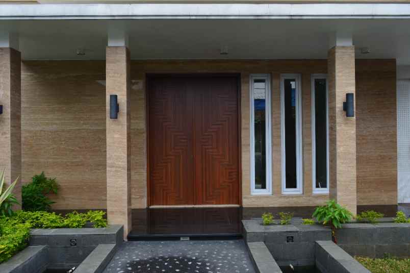 jual rumah baru dengan swimming pool di kemang