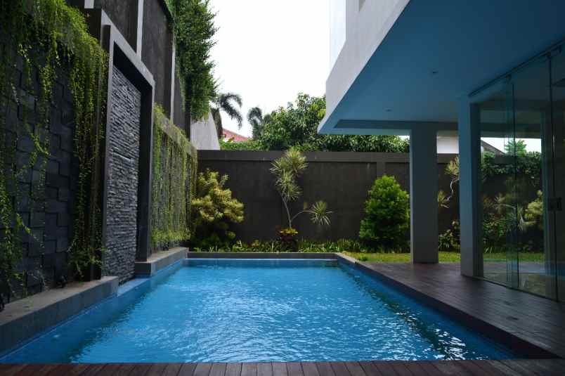 jual rumah baru dengan swimming pool di kemang