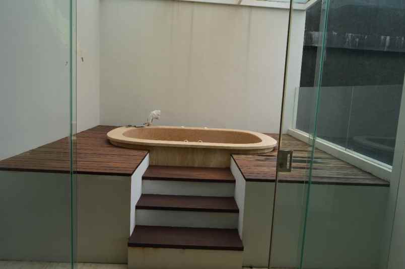 jual rumah baru dengan swimming pool di kemang