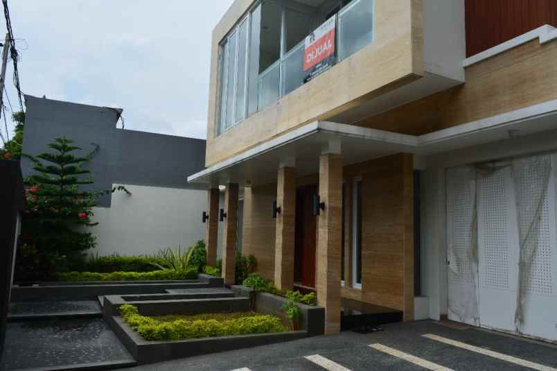 jual rumah baru dengan swimming pool di kemang