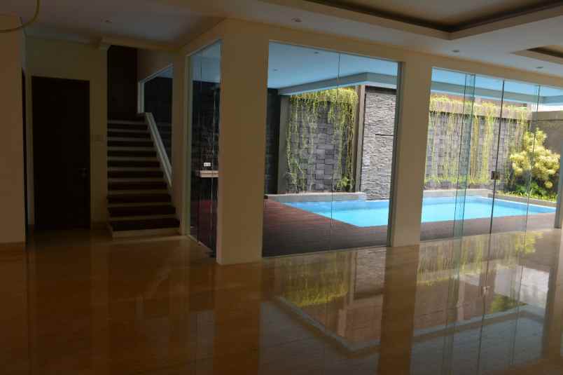jual rumah baru dengan swimming pool di kemang
