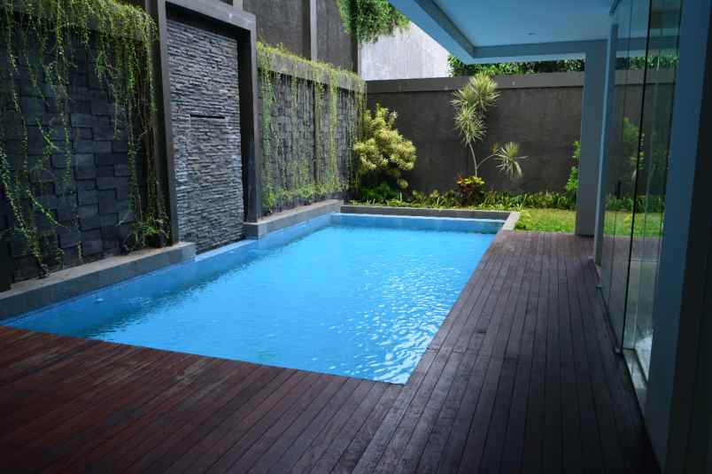 jual rumah baru dengan swimming pool di kemang
