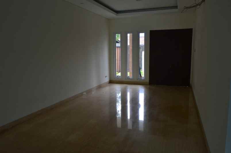 jual rumah baru dengan swimming pool di kemang
