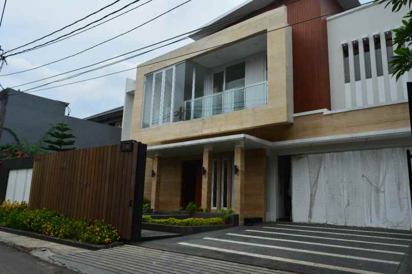 jual rumah baru dengan swimming pool di kemang