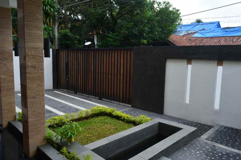 jual rumah baru dengan swimming pool di kemang