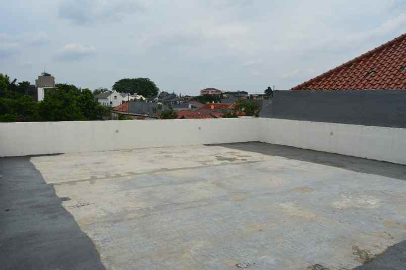 jual rumah baru dengan swimming pool di kemang