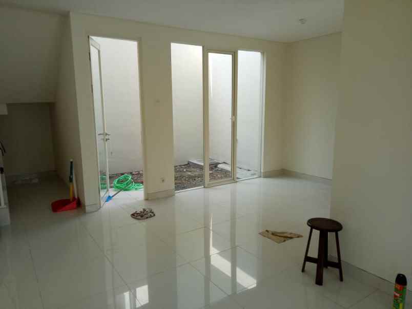 jual rumah grand pakuwon adelaide