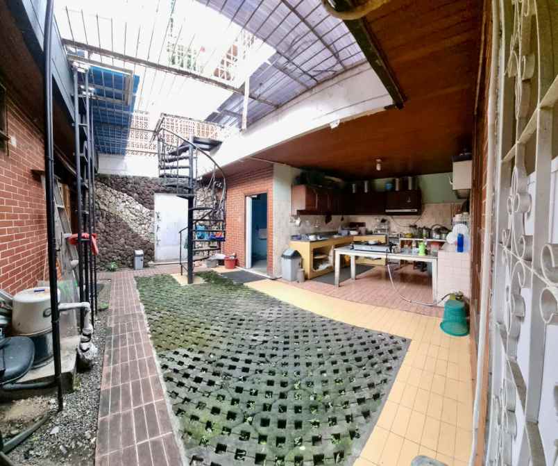 jual rumah luas dengan paviliun