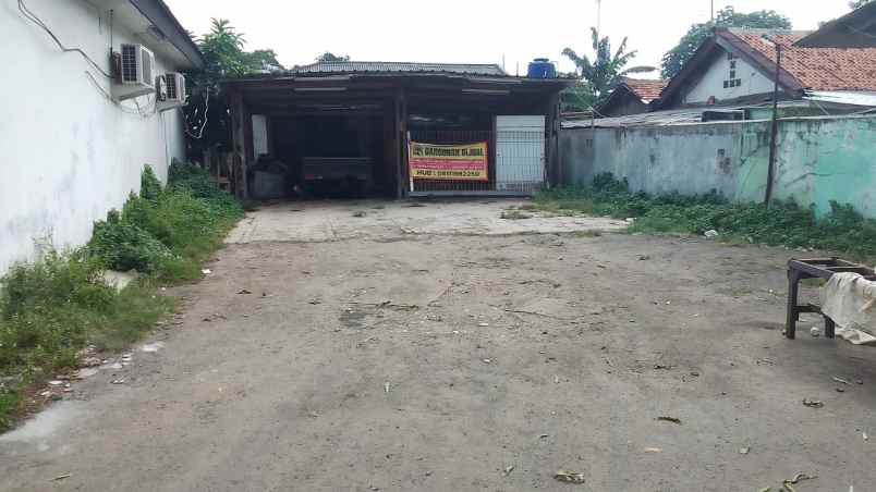 jual toko dengan halaman parkir luas