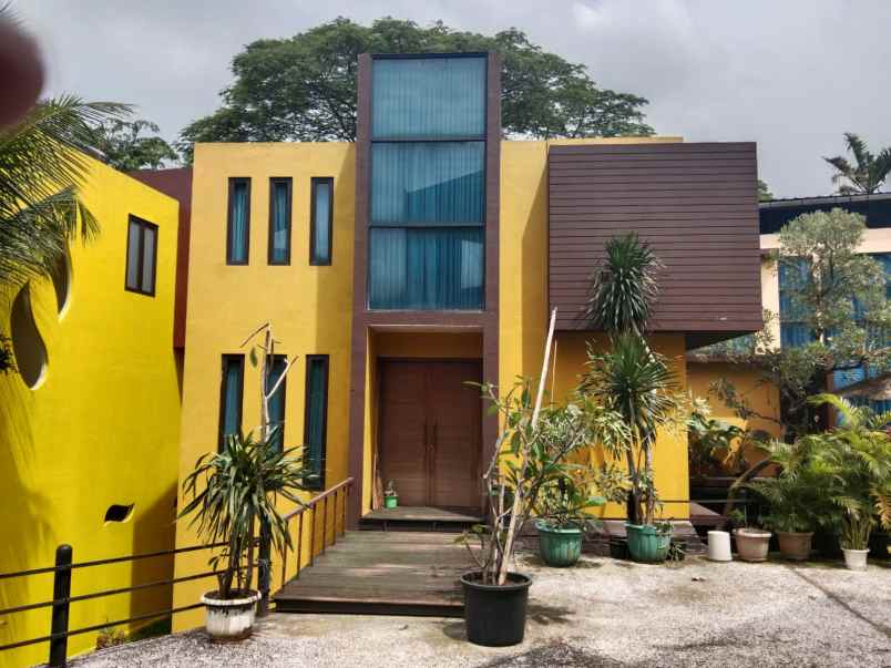 jual town house b u dengan swimming pool