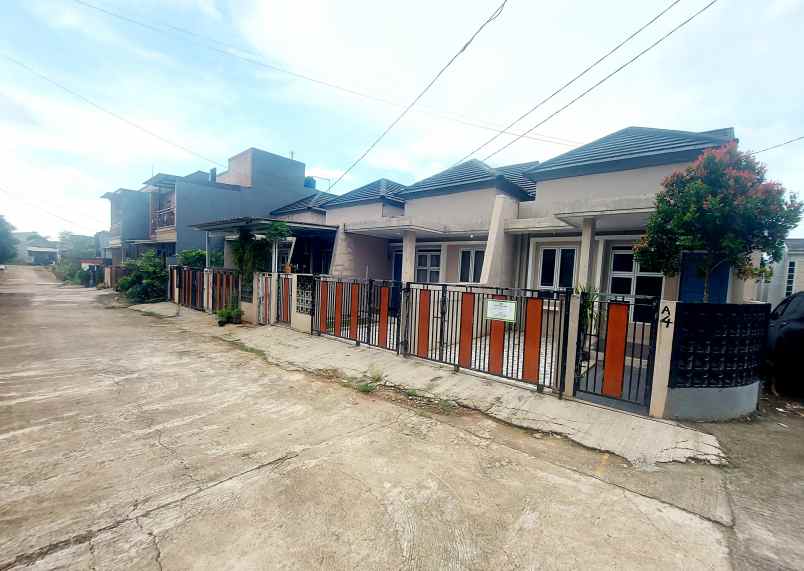 over kredit 70jt rumah dekat stasiun depok lama