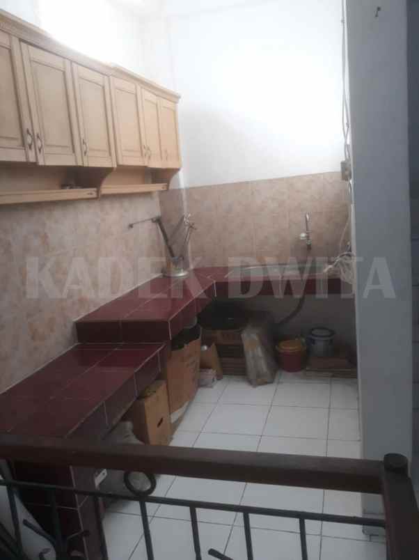 ruko lantai 3 jalan merdeka renon dekat hayam wuruk