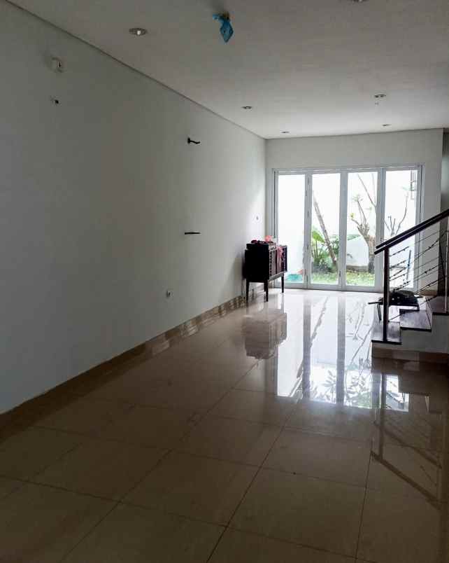 rumah 2 lantai dalam cluster di rempoa ciputat tangsel