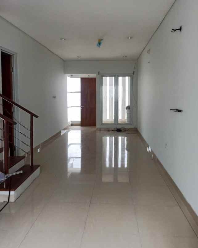 rumah 2 lantai dalam cluster di rempoa ciputat tangsel