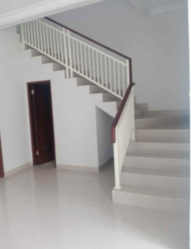 rumah 2 lantai dalam kompeks perumahan tanah baru beji