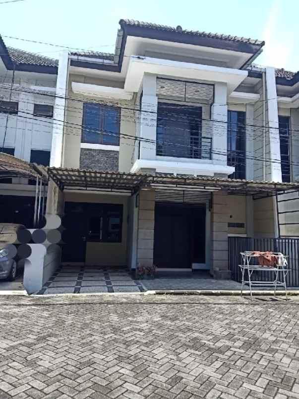 rumah 2 lantai di manyar row jalan 3 mobil