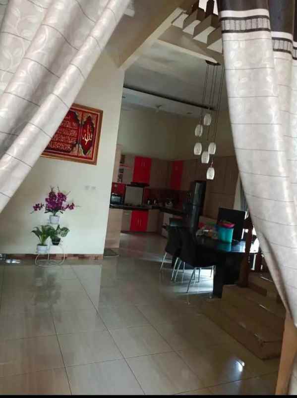 rumah 2 lantai hook di sawangan depok siap huni