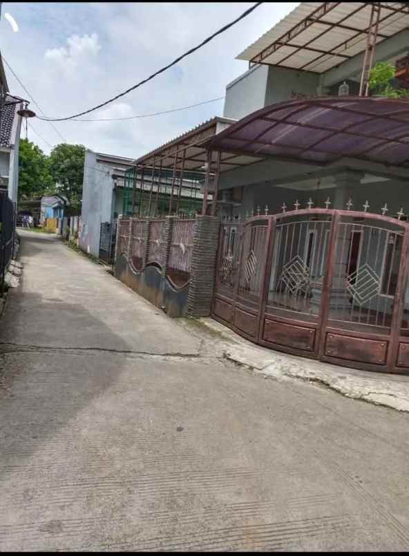 rumah 2 lantai hook di sawangan depok siap huni