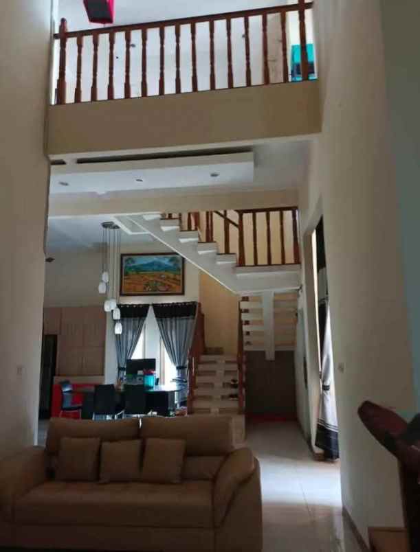 rumah 2 lantai hook di sawangan depok siap huni