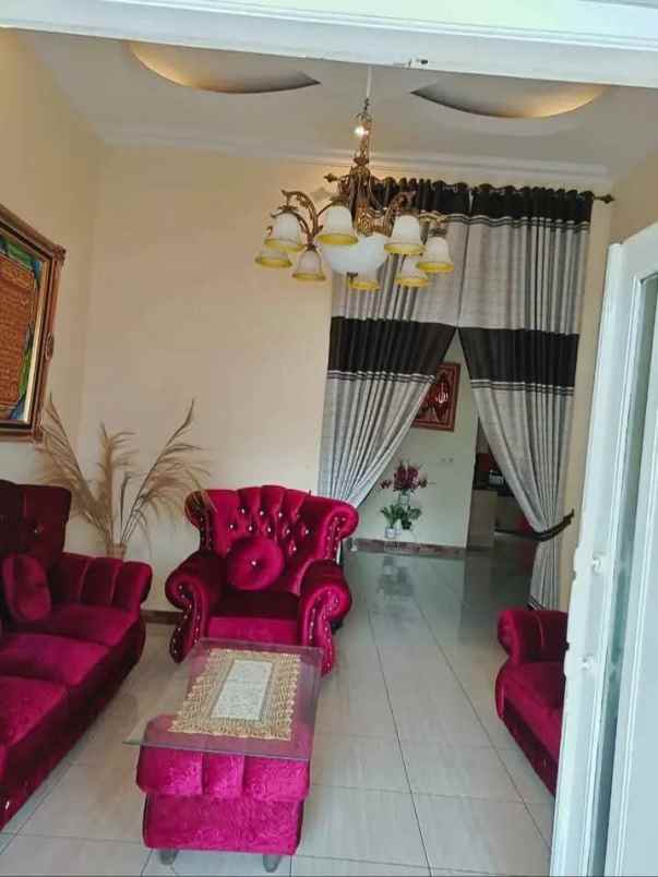 rumah 2 lantai hook di sawangan depok siap huni