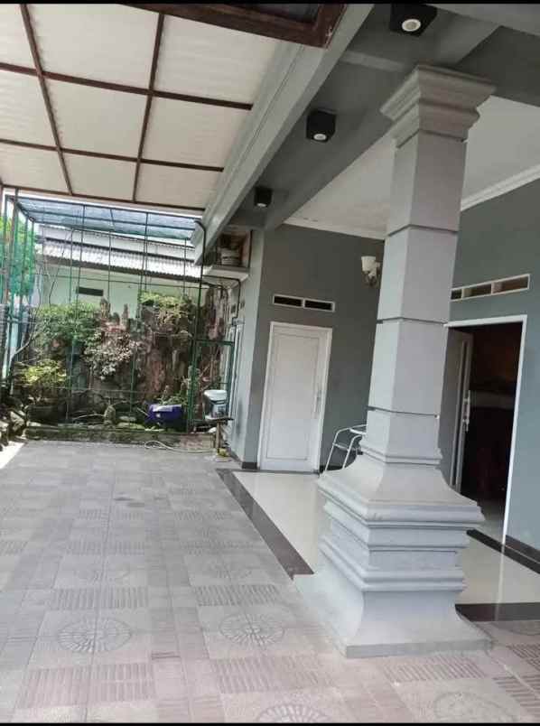 rumah 2 lantai hook di sawangan depok siap huni
