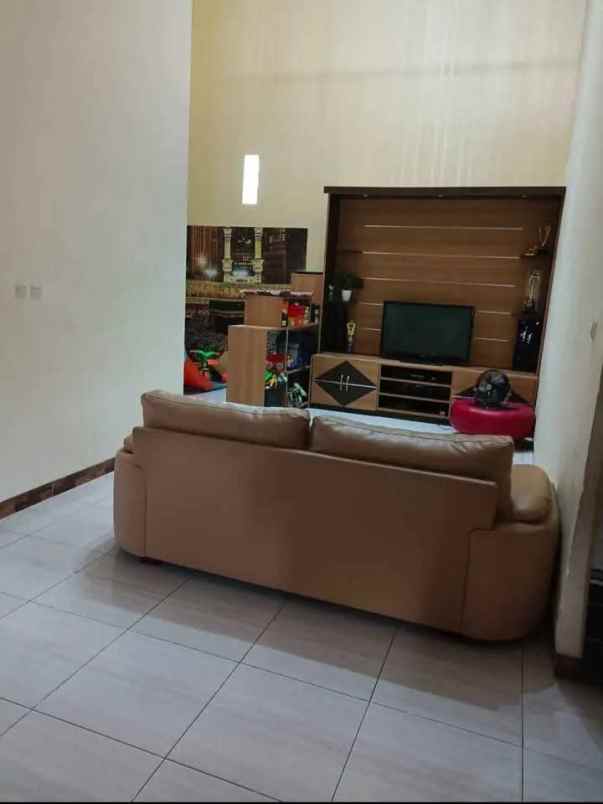 rumah 2 lantai hook di sawangan depok siap huni