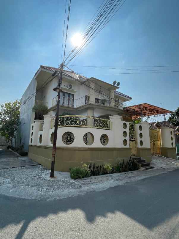 rumah 2 lantai nyaman di kota probolinggo